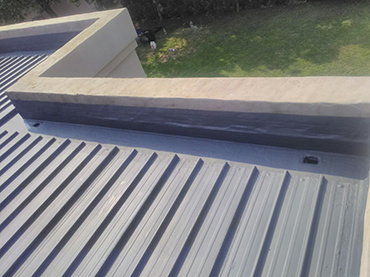 Box gutter with seamless waterproofing